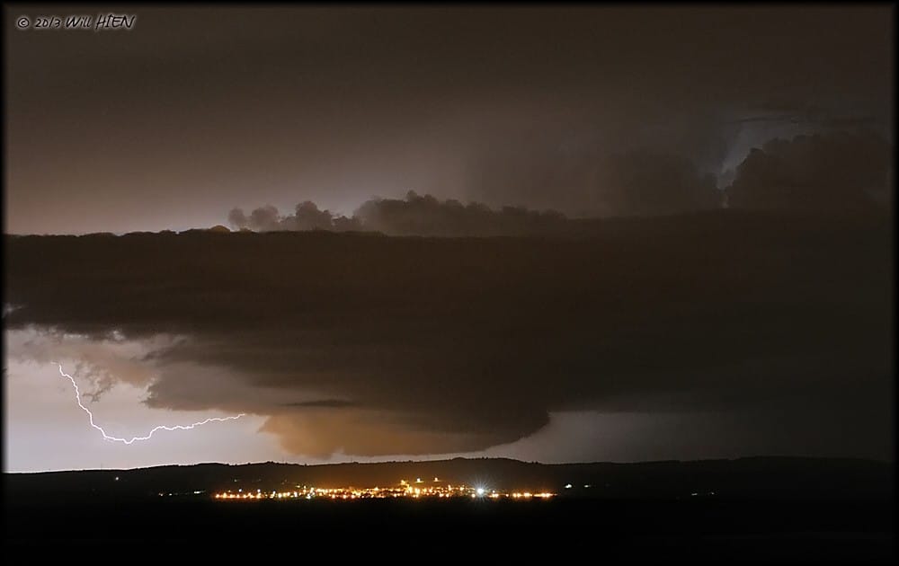 Orage en rotation le 14 mai 2013 en Saône-et-Loire. Copyright : Will HIEN Photography. Orage en rotation le 14 mai 2013 en Saône-et-Loire. Copyright : Will HIEN Photography.