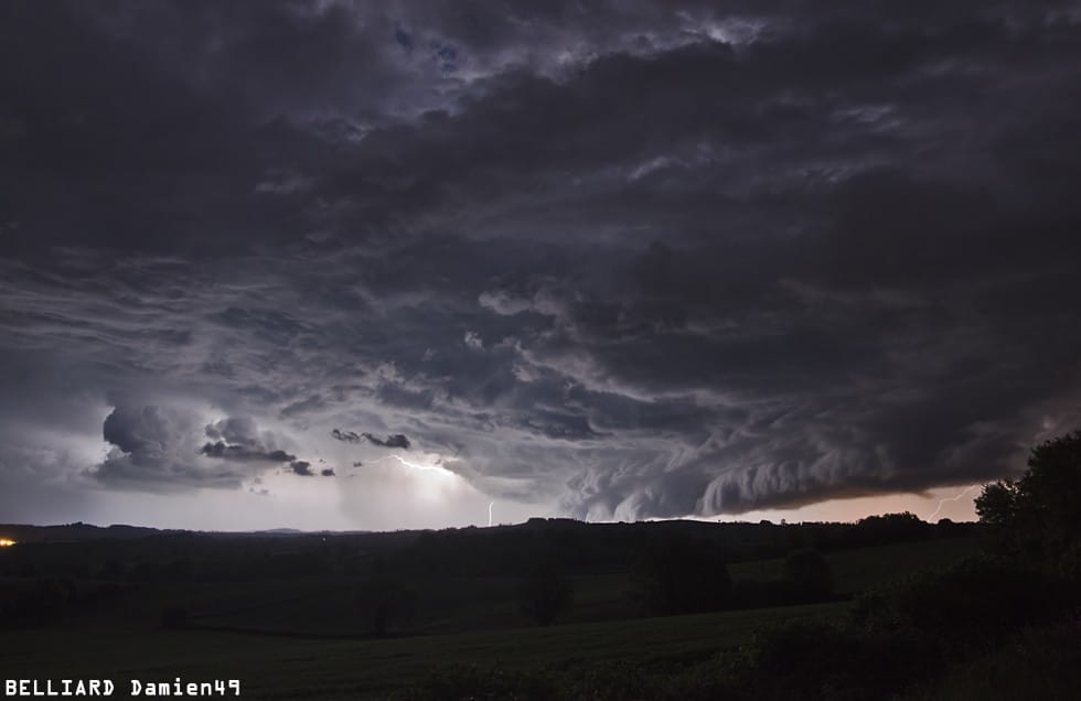 Orage en rotation le 14 mai 2013 en Saône-et-Loire. Copyright : Damien BELLIARD. Orage en rotation le 14 mai 2013 en Saône-et-Loire. Copyright : Damien BELLIARD.
