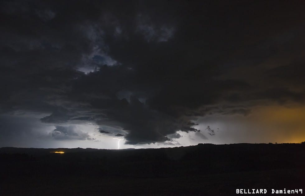Orage en rotation le 14 mai 2013 en Saône-et-Loire. Copyright : Damien BELLIARD. Orage en rotation le 14 mai 2013 en Saône-et-Loire. Copyright : Damien BELLIARD.