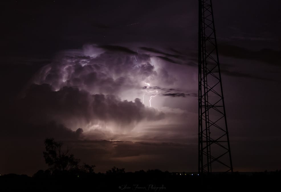 Supercellule dans la région d'Auxerre, vue depuis Avallon (Yonne). Activité électrique intranuageuse importante. (c) Olivier FERREUX