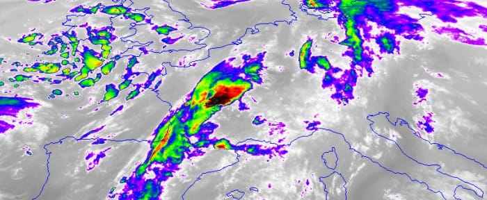 Orages virulents s'évacuant en direction du nord du Limousin, le 20 octobre 2013 à 02h00 locales. (c) Eumetsat