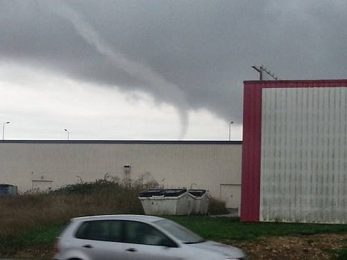 Tornade à Saint-Germain-du-Puy, dans le Cher, le 4 octobre 2013. Photographie prise depuis la rue des Ceps, en direction du sud/sud-est.