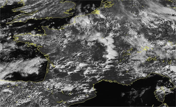 Image satellite du 3 août 2014 à 16h00 locales : ligne d'orages sur l'est du pays et orages épars dans le sud-ouest. L'assèchement et la subsidence post-orageuse est particulièrement marquée au voisinage de ces développements convectifs.