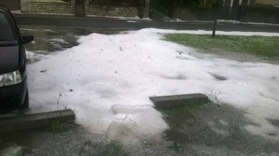 Dégâts à Sault-Brénaz (Ain), suite à l'orage du 3 août 2014. (c) page Facebook des Anciens Elèves de Sault-Brénaz Dégâts à Sault-Brénaz (Ain), suite à l'orage du 3 août 2014. (c) page Facebook des Anciens Elèves de Sault-Brénaz