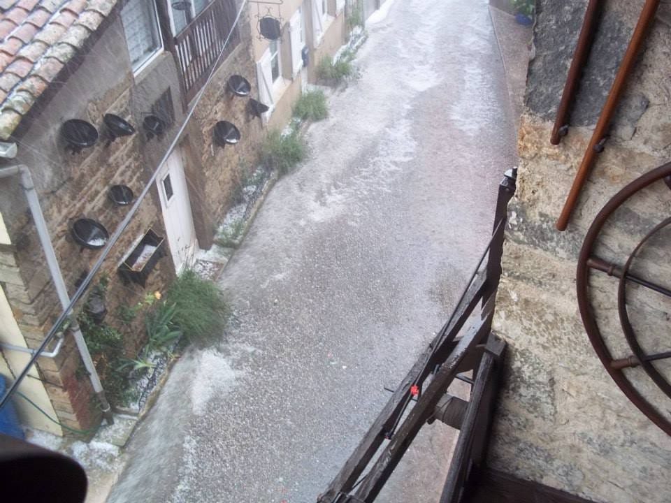 Dégâts à Sault-Brénaz (Ain), suite à l'orage du 3 août 2014. (c) page Facebook des Anciens Elèves de Sault-Brénaz Dégâts à Sault-Brénaz (Ain), suite à l'orage du 3 août 2014. (c) page Facebook des Anciens Elèves de Sault-Brénaz