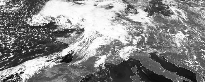 L'ex-cyclone Bertha, en ultime creusement sur l'Angleterre, pilote un front froid instable sur le nord de la France. Image satellite canal visible du 10 août 2014 à 14h00 locales. (c) Météosat
