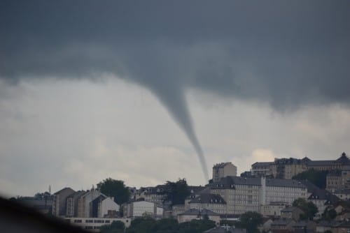Tuba très développé (probable tornade) près de Rodez, en Aveyron, le 2 août 2014. (c) Charlélie et Marine, via Centre Presse Aveyron
