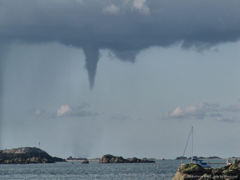 Trombe marine au large de l'île de Chausey, le 15 août 2014. (c) Guilaine BINET