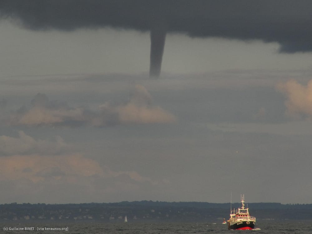 Trombe marine au large de l'île de Chausey, le 15 août 2014. (c) Guilaine BINET