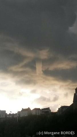 Partie supérieure d'une trombe marine, vue de Granville (Manche) le 15 août 2014 vers 20h00 locales. (c) Morgane BORDES