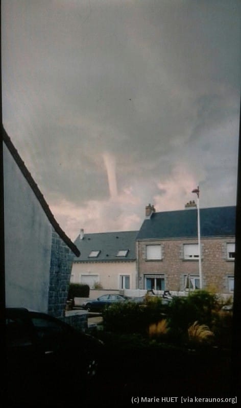Partie supérieure d'une trombe marine, vue de Saint-Pair-sur-Mer (Manche) le 15 août 2014 vers 20h00 locales. (c) Marie HUET