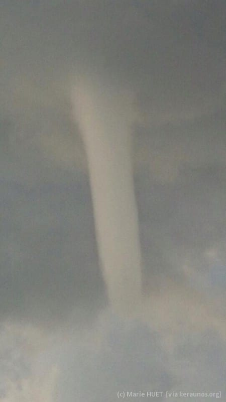 Partie supérieure d'une trombe marine, vue de Saint-Pair-sur-Mer (Manche) le 15 août 2014 vers 20h00 locales. (c) Marie HUET