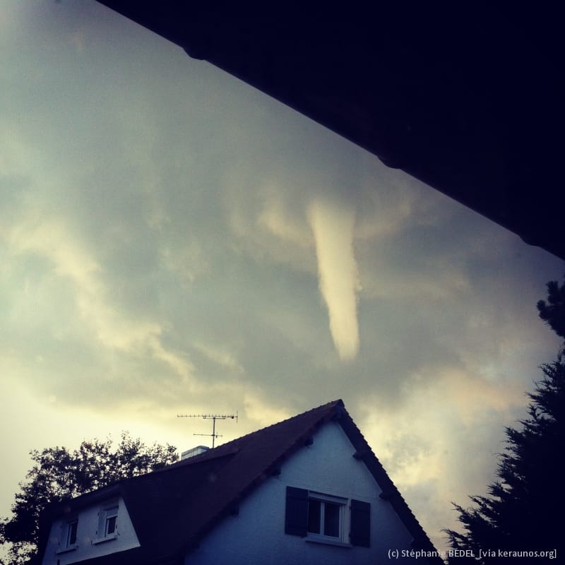 Partie supérieure d'une trombe marine, vue de Saint-Pair-sur-Mer (Manche). (c) Stéphanie BEDEL
