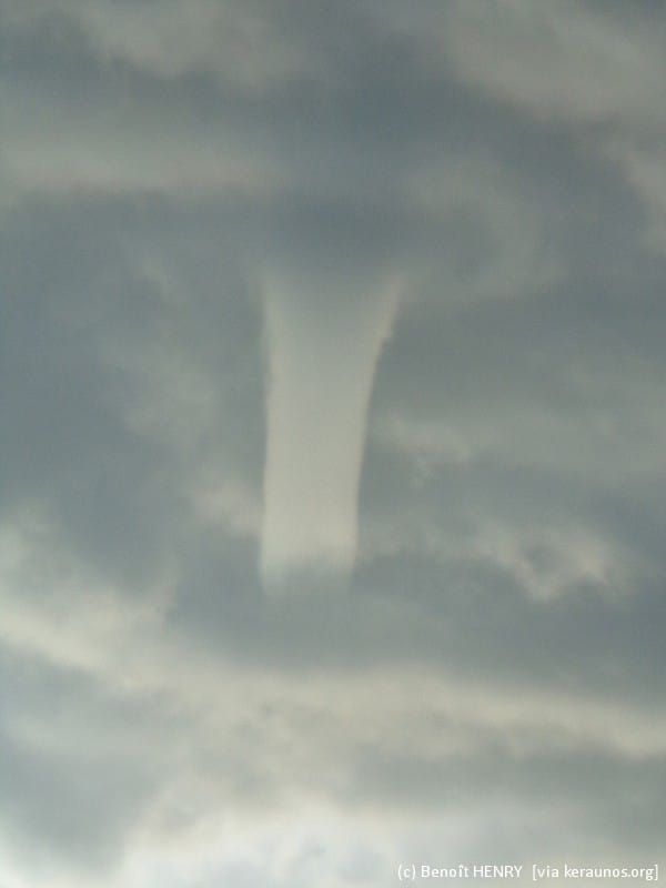 Partie supérieure d'une trombe marine, vue de Saint-Pair-sur-Mer (Manche) le 15 août 2014 vers 20h00 locales. (c) Benoît HENRY