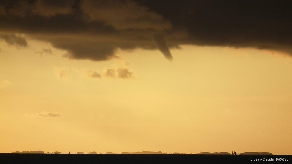 Tuba vu depuis Jullouville (Manche) le 15 août 2014. (c) Jean-Claude HARASSE