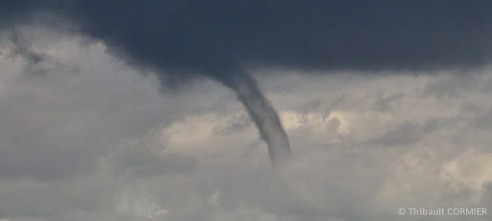 Partie sommitale d'une trombe marine circulant au large d'Asnelles (Calvados) le matin du 20 août 2014. © Thibault CORMIER