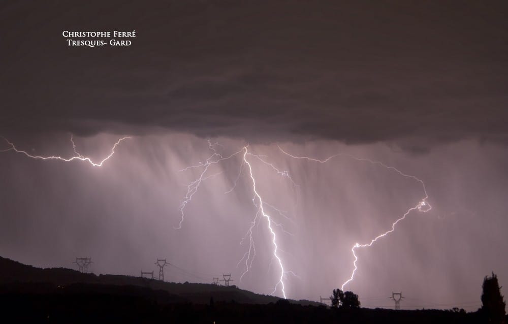 Orage au niveau de Bagnols-sur-Cèze (30) depuis Tresques entre 21h et 23h locales (crédit photo : C. FERRE/KERAUNOS). Orage au niveau de Bagnols-sur-Cèze (30) depuis Tresques entre 21h et 23h locales (crédit photo : C. FERRE/KERAUNOS).