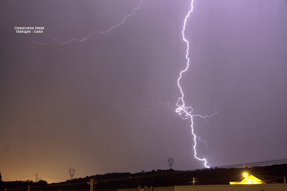 Orage au niveau de Bagnols-sur-Cèze (30) depuis Tresques entre 21h et 23h locales (crédit photo : C. FERRE/KERAUNOS). Orage au niveau de Bagnols-sur-Cèze (30) depuis Tresques entre 21h et 23h locales (crédit photo : C. FERRE/KERAUNOS).