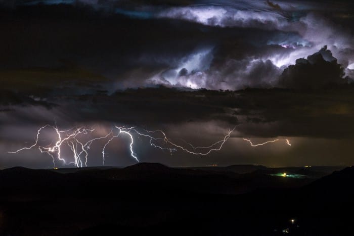 Orage près de Montélimar depuis les Cévennes lozériennes (crédit photo : H. ROCHE). Orage près de Montélimar depuis les Cévennes lozériennes (crédit photo : H. ROCHE).