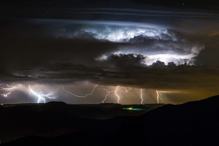 Orage près de Montélimar depuis les Cévennes lozériennes (crédit photo : H. ROCHE). Orage près de Montélimar depuis les Cévennes lozériennes (crédit photo : H. ROCHE).
