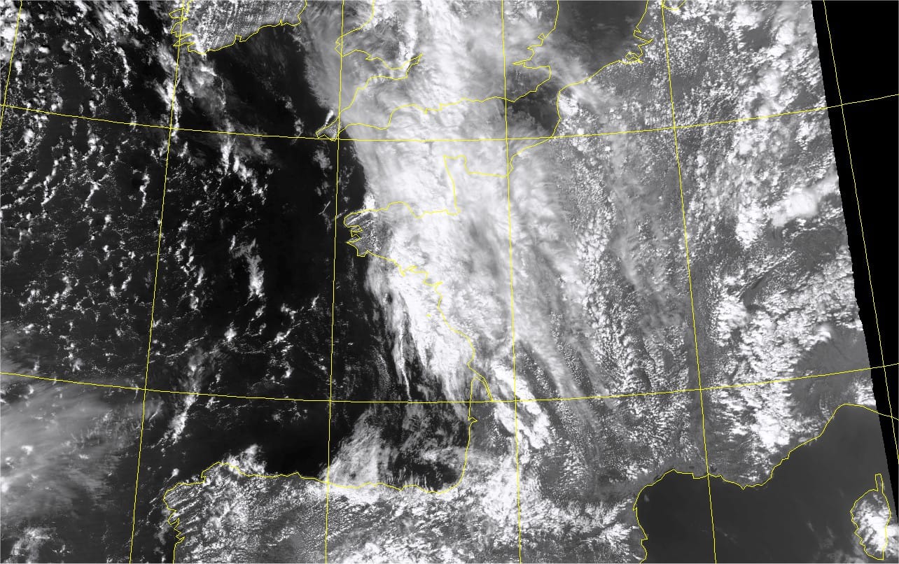Orages faibles à modérés le 23 avril 2014 dans l'est et le sud-ouest. Image satellite canal visible de 13h38 TU (15h10 locales). (c) VIIRS