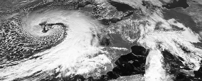 La tempête Petra en approche sur l'Atlantique, le 4 février 2014 à 13h locales. Système dépressionnaire très virulent, avec forte instabilité à l'arrière du front froid. (c) Météosat