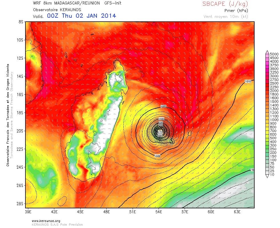SBCAPE et pression mer pour le 2 janvier à 00h TU (WRF 8km Réunion)
