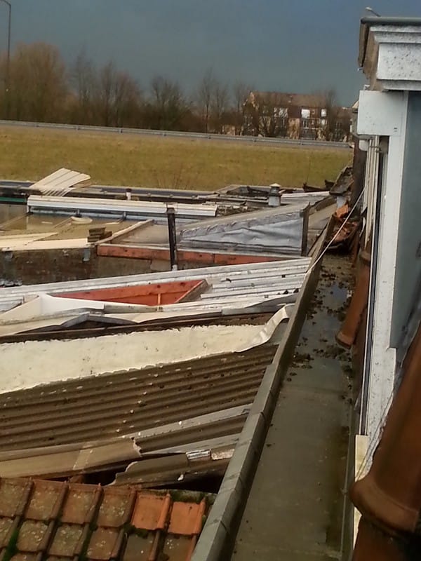 Toitures endommagées, à Leers, durant le violent orage du 3 janvier 2014.