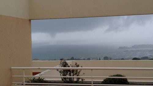 Traîne active sur le nord-ouest du pays, avec orages et chutes de grêle. Image satellite canal visible du 16.01.2014 à 12h locales. (c) DUNDEE Trombe marine au large de Bandol, le 18 janvier 2014 vers 15h00 locales. Crédit photo : Yoann Davisseau, via Var Matin. Traîne active sur le nord-ouest du pays, avec orages et chutes de grêle. Image satellite canal visible du 16.01.2014 à 12h locales. (c) DUNDEE Trombe marine au large de Bandol, le 18 janvier 2014 vers 15h00 locales. Crédit photo : Yoann Davisseau, via Var Matin.