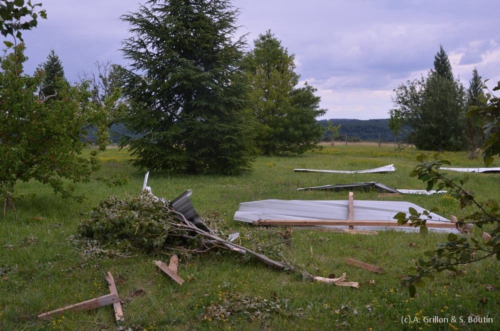 Dommages causés par la microrafale de Valdivienne (Vienne) du 28 juin 2014. Ces éléments de toiture, peu solides, ont été arrachés à un bâtiment distant d'environ 15 à 20 mètres. (c) A. Grillon & S. Boutin - KERAUNOS Dommages causés par la microrafale de Valdivienne (Vienne) du 28 juin 2014. Ces éléments de toiture, peu solides, ont été arrachés à un bâtiment distant d'environ 15 à 20 mètres. (c) A. Grillon & S. Boutin - KERAUNOS