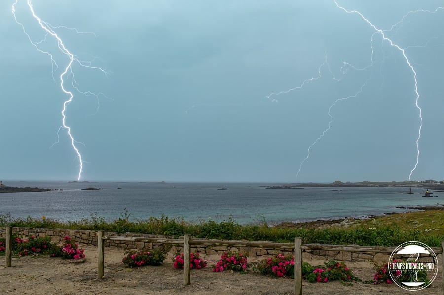 Orage très électrique à Trémazan (Finistère), le 17 juillet 2014. Multiples impacts autour du site d'observation. (c) Xavier DELORME