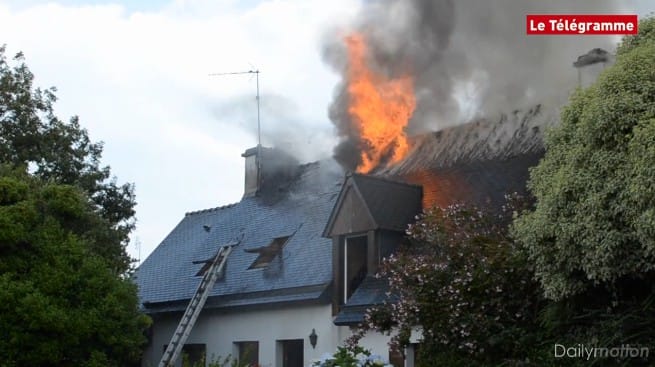 Embrasement d'une toiture à Pont-l'Abbé (Finistère) après un impact de foudre. (c) Le Télégramme