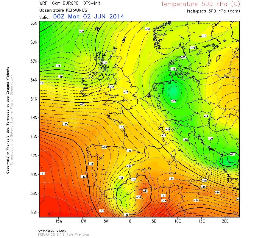 Isothermes 500 hPa et Z500. Modèle WRF 16 km Europe. Run du 01.06.2014 00Z. (c) KERAUNOS Isothermes 500 hPa et Z500. Modèle WRF 16 km Europe. Run du 01.06.2014 00Z. (c) KERAUNOS