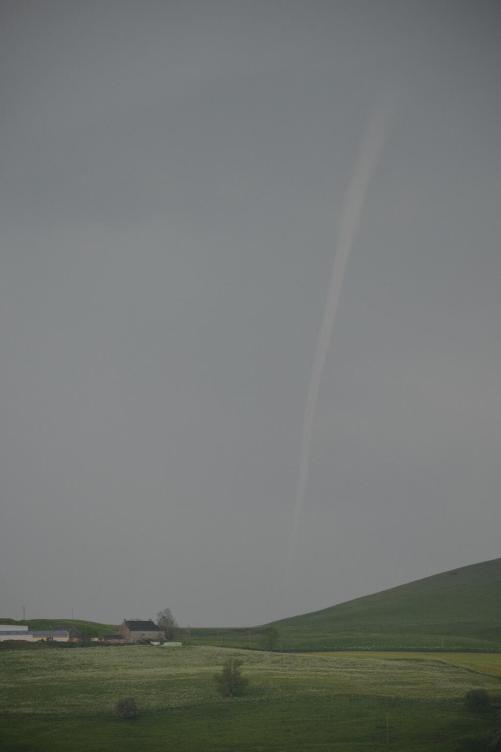Très probable tornade dans le Cantal, le mercredi 11 juin 2014. (c) @czallier