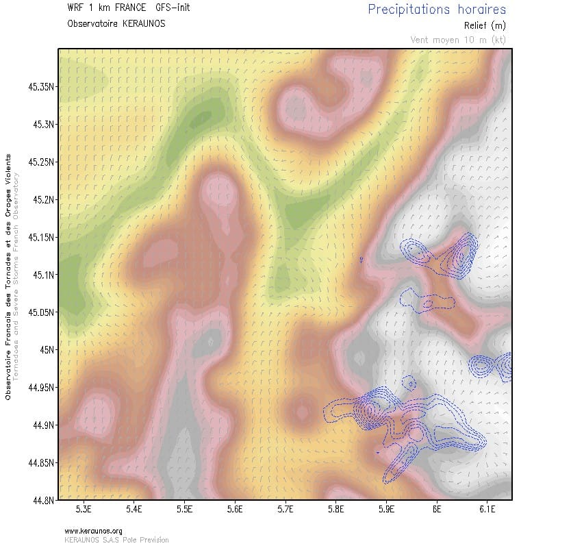 Zoom sur la région de Grenoble (WRF 1 km France). La cuvette grenobloise est bien représentée et les effets du relief sur le vent sont fidèlement simulés. Le modèle déclenche des averses sur Chamrousse, les Grandes Rousses, le Taillefer, le secteur des Deux-Alpes, l'ouest des Ecrins et le Valbonnais. Chartreuse, Grésivaudan et Vercors restent temporairement à l'abri des averses.