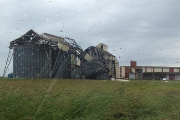 Dommages sur des silos, à Levroux, dans l'Indre, après le passage d'un phénomène venteux virulent. Photo prise par le Président de la Communauté de Communes de Levroux.