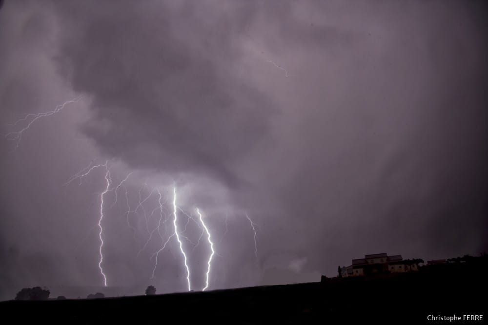 Activité orageuse dans le Gard le soir du 22 mai 2014 - Christophe FERRE Activité orageuse dans le Gard le soir du 22 mai 2014 - Christophe FERRE