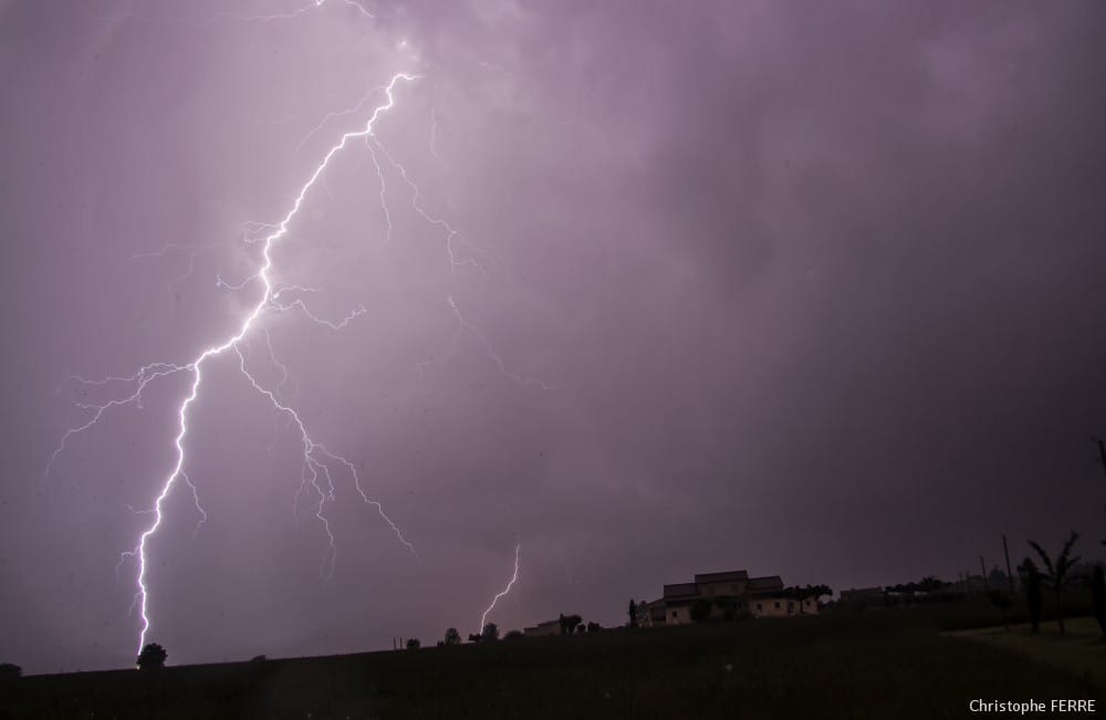 Activité orageuse dans le Gard le soir du 22 mai 2014 - Christophe FERRE Activité orageuse dans le Gard le soir du 22 mai 2014 - Christophe FERRE