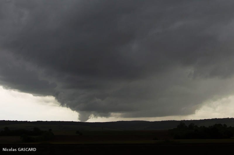Aspiration humide sous un orage en rotation en Côte-d'Or le 22 mai 2014 - Nicolas GASCARD Aspiration humide sous un orage en rotation en Côte-d'Or le 22 mai 2014 - Nicolas GASCARD