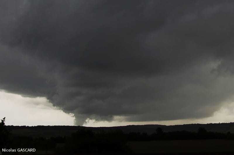 Aspiration humide sous un orage en rotation en Côte-d'Or le 22 mai 2014 - Nicolas GASCARD Aspiration humide sous un orage en rotation en Côte-d'Or le 22 mai 2014 - Nicolas GASCARD