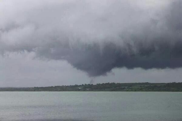 Tornade dans la Manche, le jeudi 22 mai 2014. (c) @Sieuma_Justine