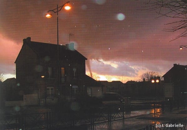 La tornade de Mourmelon-le-Grand (Marne) du 10 décembre 2000, photographiée par J. Gabrielle. La tornade de Mourmelon-le-Grand (Marne) du 10 décembre 2000, photographiée par J. Gabrielle.