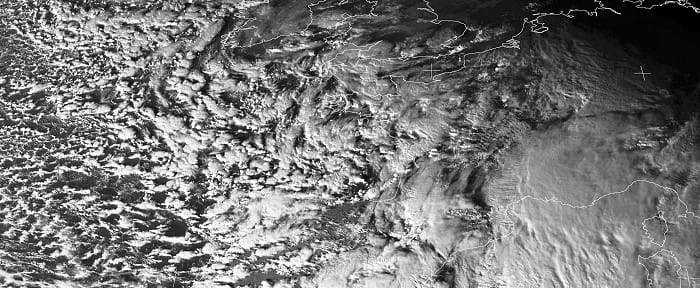Traîne active et forte instabilité de masse d'air froid, sur la France et le proche Atlantique, le 25 décembre 2013. (c) Météosat Traîne active et forte instabilité de masse d'air froid, sur la France et le proche Atlantique, le 25 décembre 2013. (c) Météosat