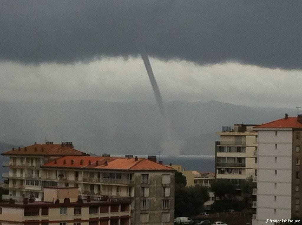 Trombe marine dans le Golfe d'Ajaccio - @francoisbisquer