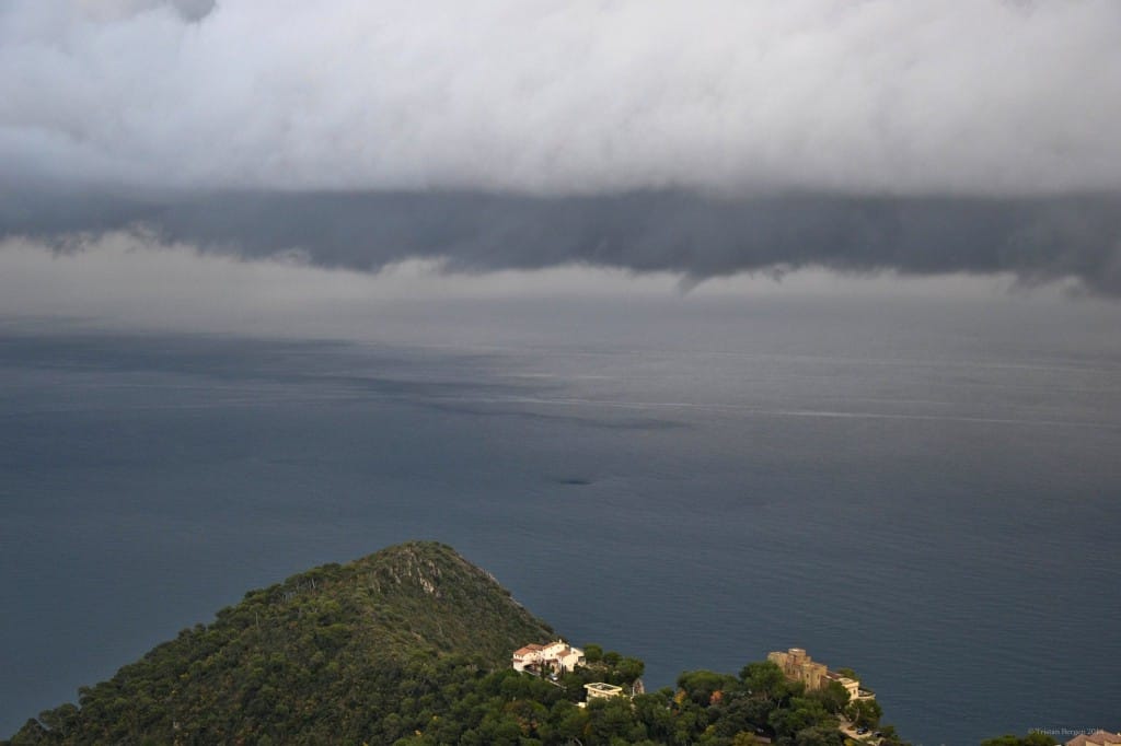 Trombe marine au large d'Eze, le 26 novembre 2014. © Tristan BERGEN Trombe marine au large d'Eze, le 26 novembre 2014. © Tristan BERGEN