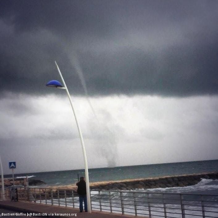 Trombe marine au large de Sausset-les-Pins (Bouches-du-Rhône), le 27 novembre 2014. © Bastien Goffre