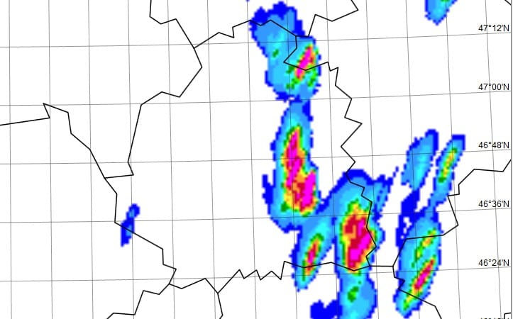 Ligne de fortes réflectivités radar dans les environs de Plouray (Morbihan). Image radar Météo-France de 04h30 locales.