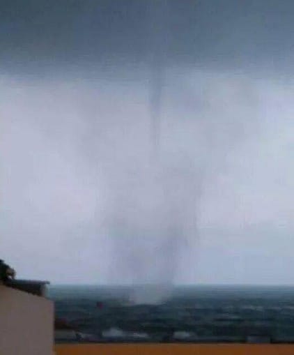 Trombe marine au large de Sète (Hérault), le 12 octobre 2014. © Hérault H 24