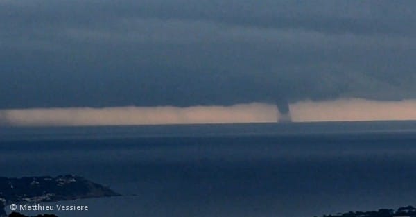 Trombe marine au large de Six-Fours-les-Plages (Var), le 11 octobre 2014. © Matthieu Vessiere Trombe marine au large de Six-Fours-les-Plages (Var), le 11 octobre 2014. © Matthieu Vessiere