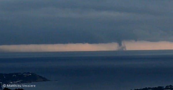 Trombe marine au large de Six-Fours-les-Plages (Var), le 11 octobre 2014. © Matthieu Vessiere Trombe marine au large de Six-Fours-les-Plages (Var), le 11 octobre 2014. © Matthieu Vessiere